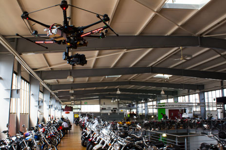 Indoor Luftbildaufnahme einer Drohne 